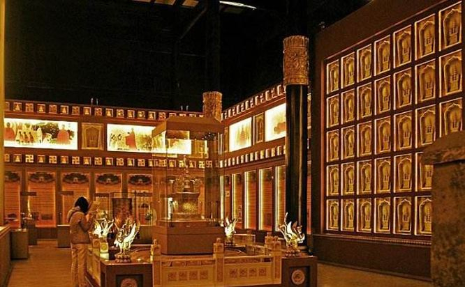 南京玻璃展示柜和展示架有什么區(qū)別？