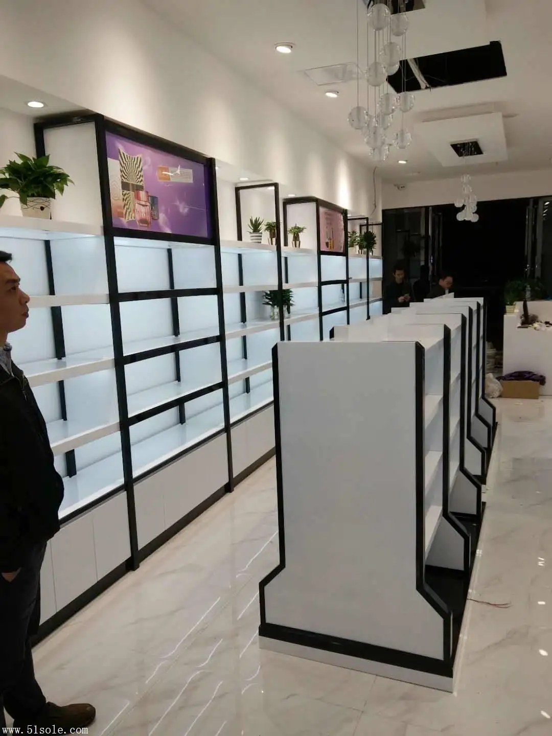 化妝品展柜的保養(yǎng)方法有哪些？